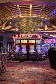 Gambaran muda menikmati permainan sportsbook dan kasino online di kejut77